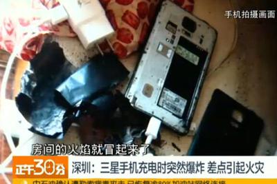 视频:三星手机充电时突然爆炸 差点引起火灾|三星手机|爆炸|死机_新浪科技_新浪网