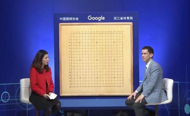 麦克雷蒙和职业女棋手殷明明现场进行官方解说