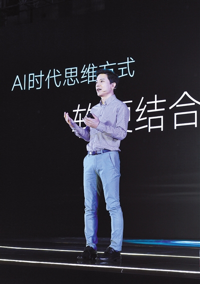 2017百度联盟峰会，李彦宏围绕“AI时代思维方式”作主题演讲。