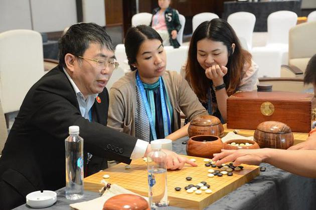 聂卫平在研究室关注围棋峰会比赛