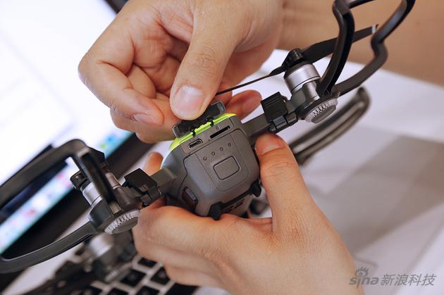 机身上的充电口是microUSB