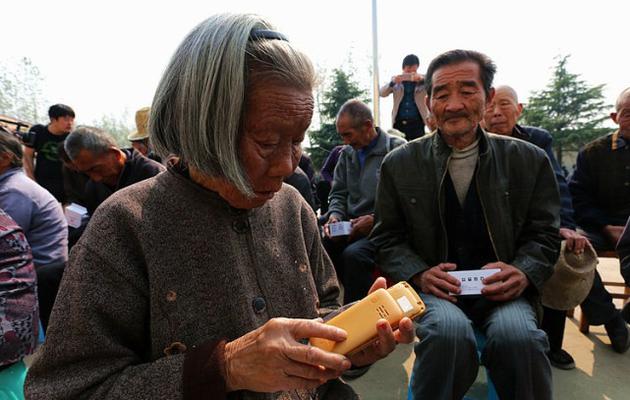 贫困村的手机店一年赚十万 村里几乎人人有手