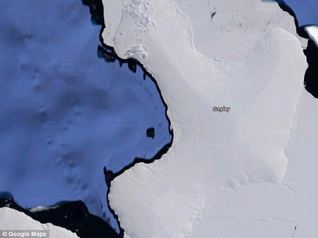 巨大爱好者:南极冰架下隐藏巨大地形结构:UFO爱好者称是外星基地 图为位于南极洲半岛西海岸斯迈利岛的一座冰山。