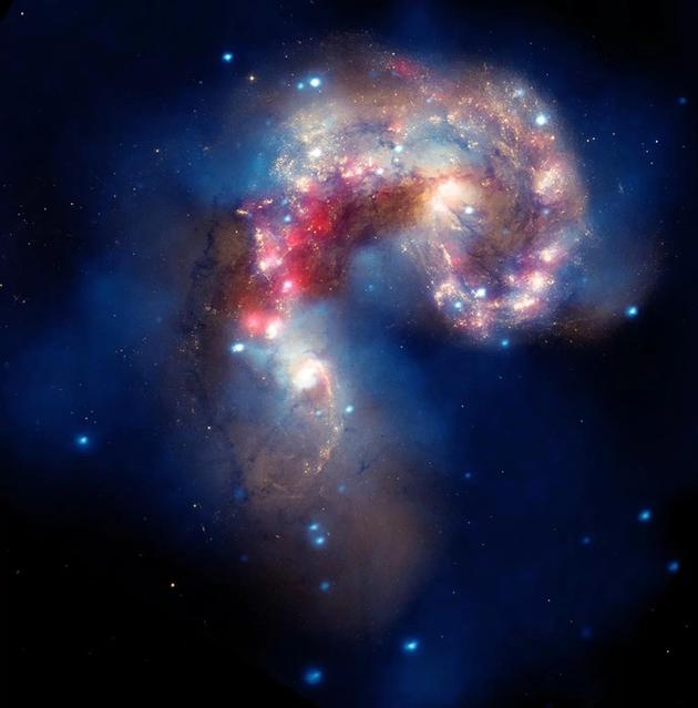 图中是美国宇航局观测两个星系碰撞时的美丽合成图像，该碰撞出现在触须星系之间，距离地球大约6200万光年。