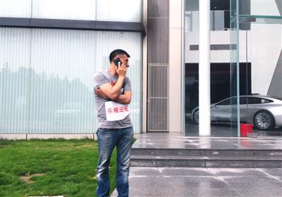 6月6日，某供应商在乐视总部大厦楼外。实习生 杨砺摄