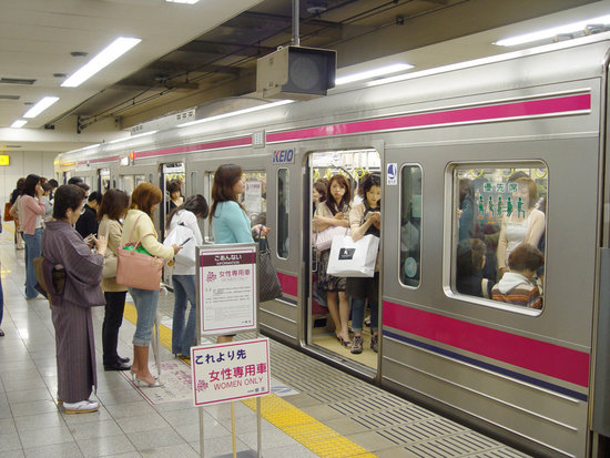 日本地铁设置的女性专用车厢