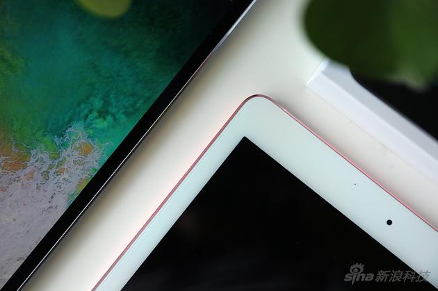 对比去年的9.7英寸iPad Pro 现在的10.5边框变窄不少