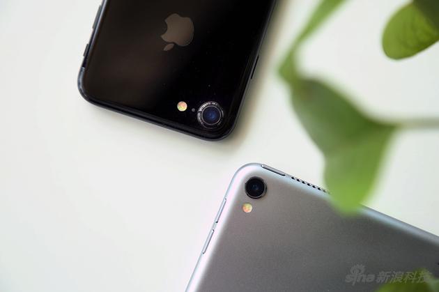镜头凸起也跟iPhone 7保持了一致