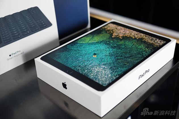 这次10.5寸新iPad Pro的包装盒印刷也刻意突出了“屏占比”