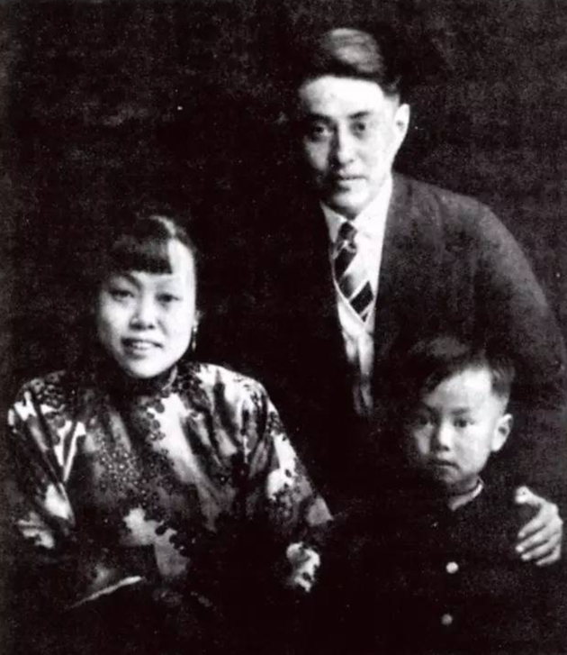 1929年杨振宁与父母在厦门。杨振宁的父亲先后在厦门大学、清华大学和复旦大学任数学教授,他说父亲是对自己一生影响最大的人。