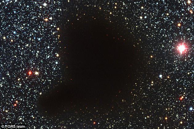 所有恒星都有“孪生同胞”?太阳伴星或存在 巴纳德68(Barnard 68)暗分子云充满了气体和尘埃,阻挡了内部所形成的恒星,以及位于其背后的恒星和星系的光线。这个恒星“温床”只能通过无线电波进行探测。