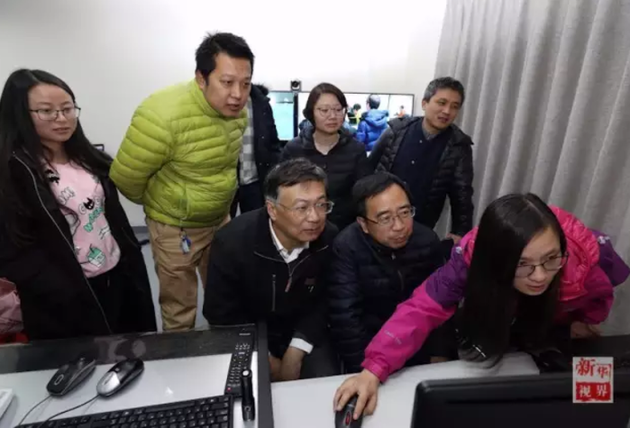 2016年12月22日,在云南丽江观测站,潘建伟(前排右二)、王建宇(前排左一)、彭承志(后排右一)、印娟(后排右二)等科研人员正在做实验。