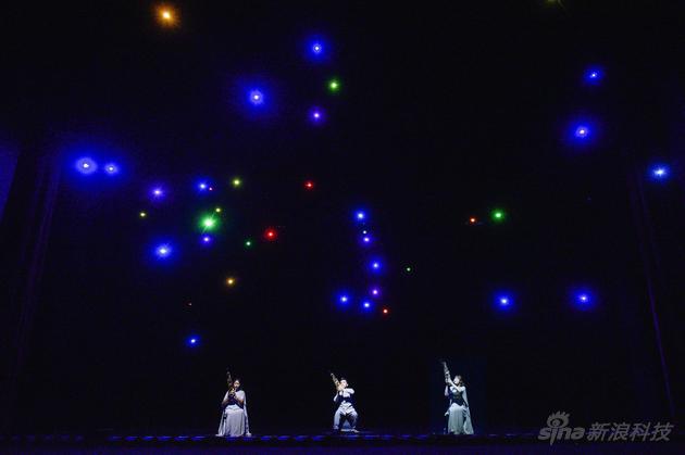 笙乐传出 剧场上空出现了无人机构成的繁星点点