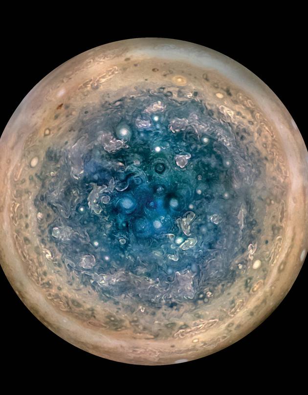 这张图像拍摄的是木星南极，由美国宇航局“朱诺”探测器拍摄，拍摄时距离木星云层顶部大约5.2万公里。这些略显凌乱的圆形结构都是大气漩涡，直径平均超过1000公里