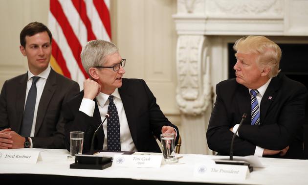 特朗普在白宫会见了苹果CEO库克