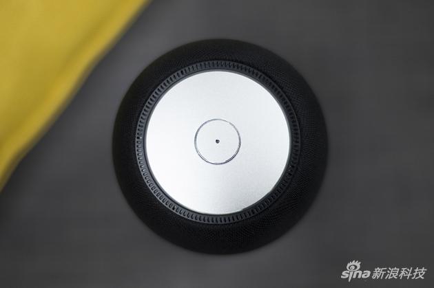 小雅AI音箱:技术和内容才是我们的强项 顶部是播放/暂停键和音量调节旋钮
