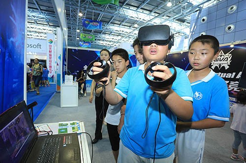 小观众正在体验VR