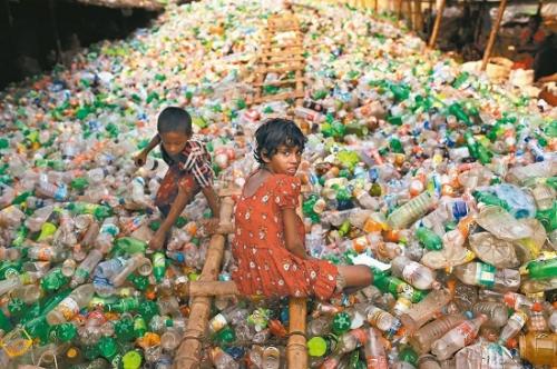 报道称，以2016年为例，全球回收的塑料瓶数量不到售出的一半，重制成新瓶的比例只有7%，其余的塑料瓶都被送进垃圾填埋场或大海。