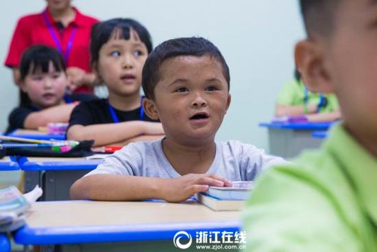 江西男孩“小马云”范小勤到杭州补习。 浙江在线 图