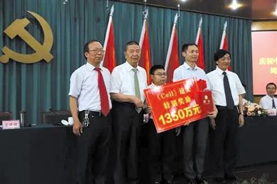 陈学伟获奖1350万时的颁奖仪式。 图/四川农业大学官网