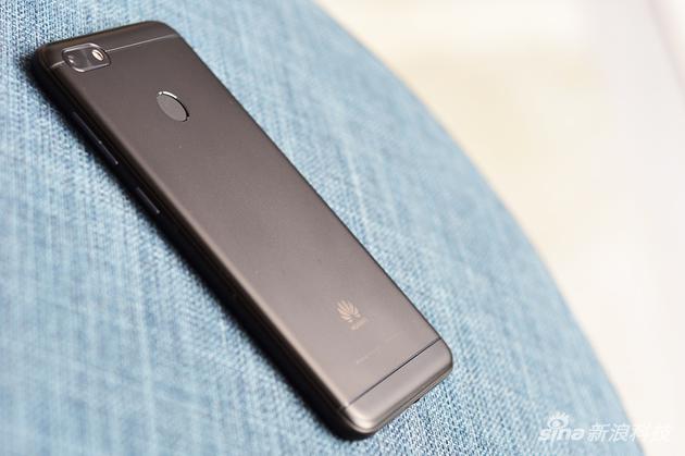华为畅享7评测:入门级配置也能畅玩《王者荣耀》 游戏时间长了背部会微微发热