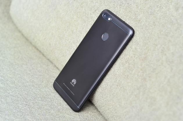 华为畅享7评测:入门级配置也能畅玩《王者荣耀》 背面手感不错,也很圆润