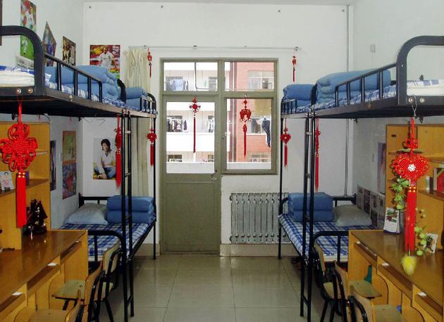 自拍合影 微信定位:高校花式查寝遭学生吐槽不