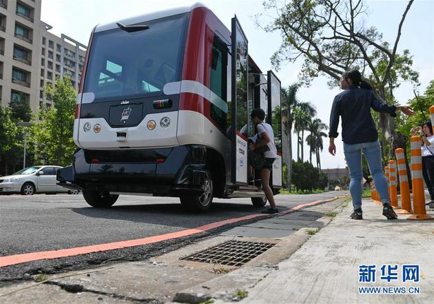 7月8日至13日,台湾首辆无人驾驶巴士开始在台湾大学水源校区试运行。新华社记者 周密 摄