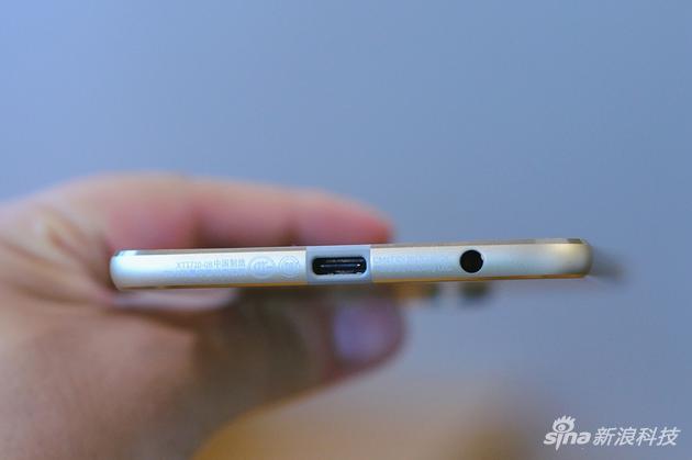 Moto Z2 Play底部细节