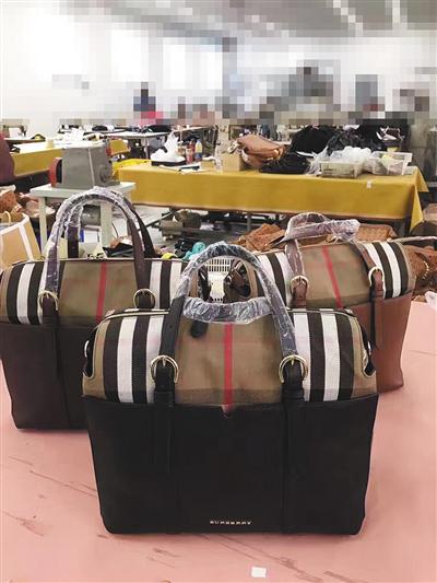 广东某服装厂,一车间正在生产高仿皮具。