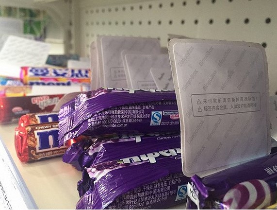 店内贴有RFID标签的商品 图片来源:网络
