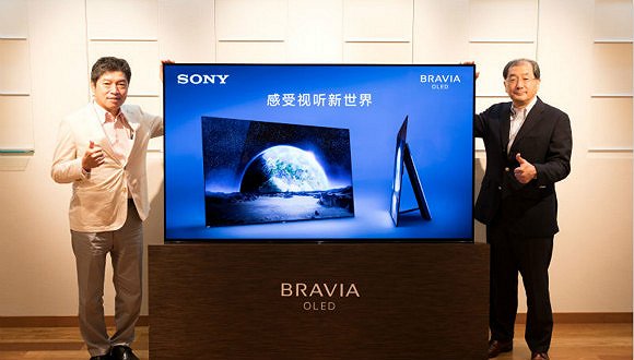 （图注：从左至右为索尼（中国）有限公司总裁高桥洋、索尼高级执行副总裁、视觉产品公司总裁高木一郎）