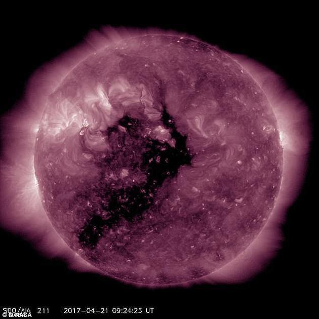 太阳黑子是太阳表面亮度较暗、温度较低的区域,由太阳磁场所引起。它们通常出现在磁场活动密集的区域,当其释放能量时,太阳耀斑和剧烈的太阳风暴便会从太阳黑子中倾泻而出。
