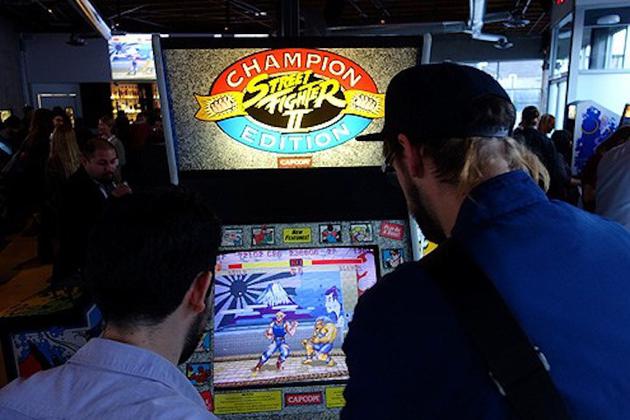 （《街霸 2》游戏机台，图片来源：WP）