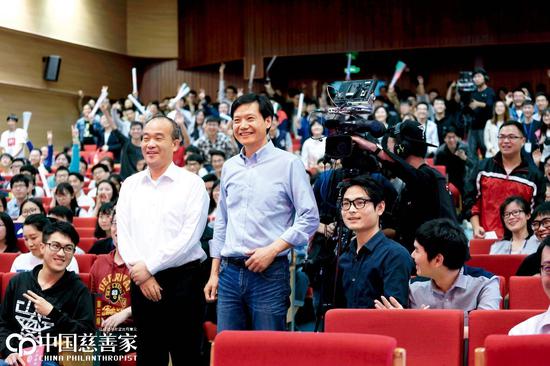 4月初，雷军回到武汉大学为学弟学妹们颁发“雷军奖学金”，并在创业论坛上授课。武汉大学校长窦贤康（左）表示，希望武大培养出更多的“雷军校友”。