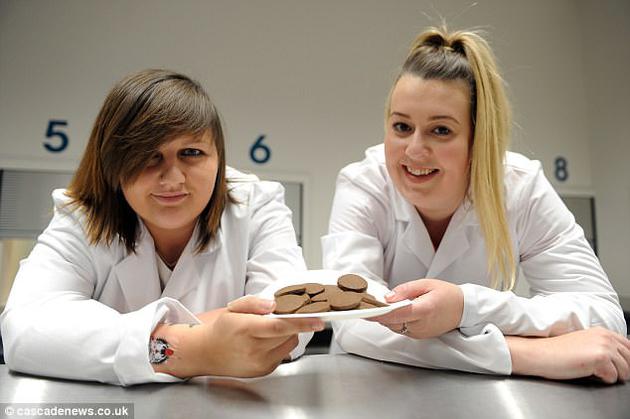 制作昆虫饼干的另外两位英国大学生，她们表示，表示，爬行昆虫比其它肉食资源更具可持续性，这可能是解决2050年全球达到90亿人口时粮食紧缺的关键因素。