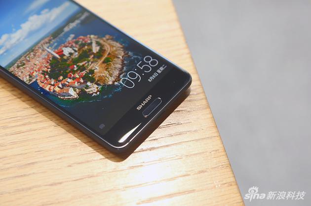 AQUOS S2的“下巴”略大