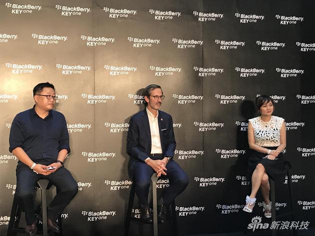 黑莓手机大中华区总经理刘宇(左);TCL通讯高级副总裁、黑莓手机全球事业部总经理Alain Lejeune(中);京东3C事业部总经理陈婷(右)