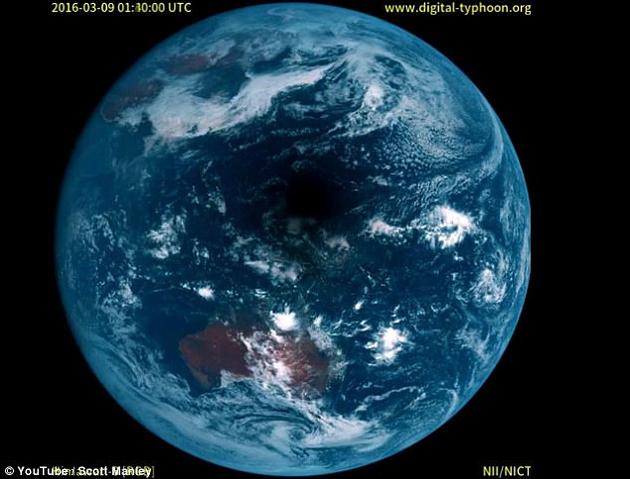 2016年的太平洋日食期间,日本的向日葵8号气象卫星捕捉到了月球阴影经过太平洋的时刻,细节的清晰程度令人难以置信。