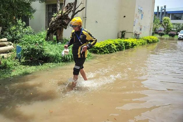 外卖小哥的生死时速:无法停止逆行 为了钱,只能冲