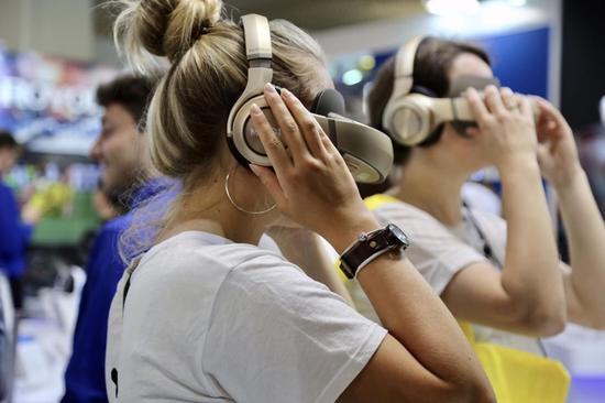 柔宇科技参展IFA:展示可卷曲手机弧形中控等|I