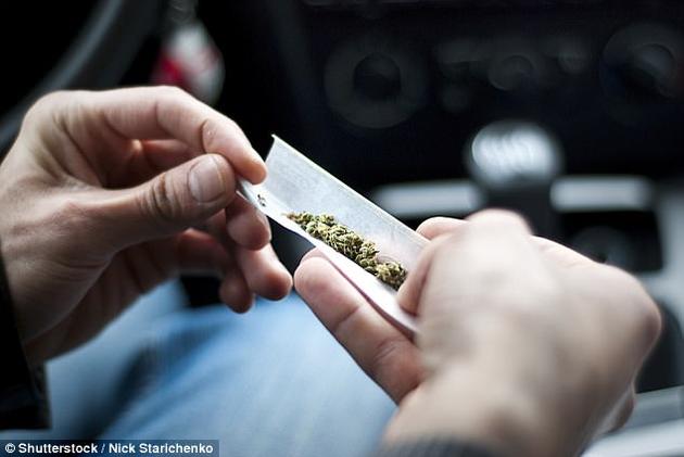 图中是瘾君子正准备吸食大麻，人们吸食大麻会有一种放松感，并且对大麻产生依赖。