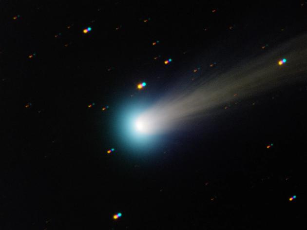 图中是2013年欧洲航天局拉西拉天文台观测到的ISON彗星。