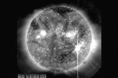 北京时间6日晚8时02分，太阳爆发了10年来最强的X9.3级耀斑。
来源：NASA官网