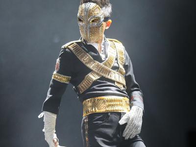 阿里巴巴18周年年会:马云跳舞变魔术_新浪网