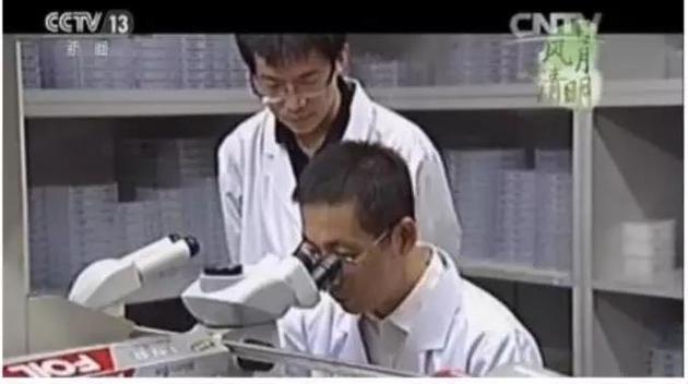 施一公带着“徒弟”研究抑制肿瘤的因子将成果转化为抗癌新药应用临床实验(图片来源:央视新闻)