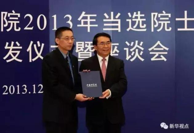 2013年12月19日,中科院院长白春礼(右)为新当选的院士施一公颁发院士证书。 新华社记者 金立旺 摄