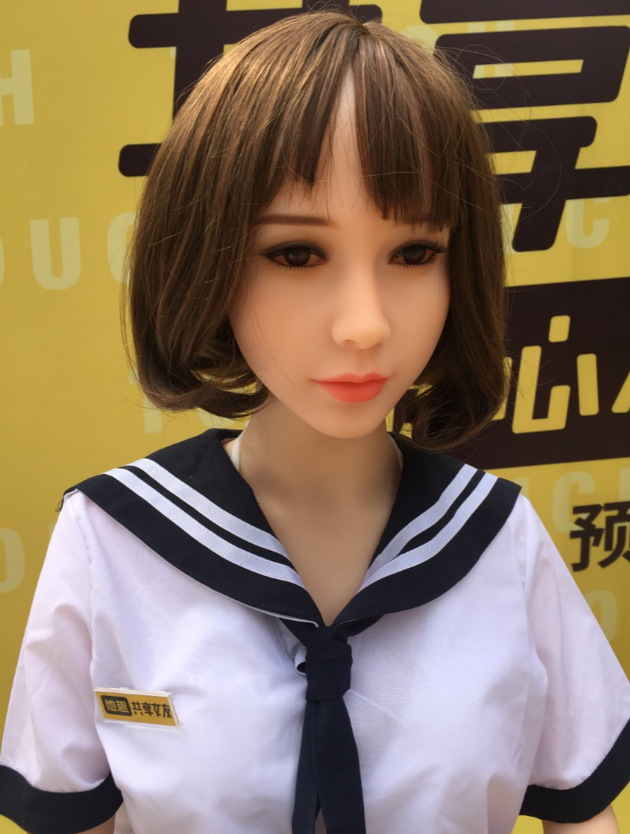 一般充气娃娃不同,共享娃娃由实体硅胶材料制成,与真人的身高体重相同,市场售价为上万元