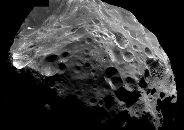 在土卫八轨道外侧存在一颗卫星&mdash;&mdash;土卫九，它看上去与环绕土星的其它卫星完全不同，土卫九与土星其它卫星的成分并不相同，而且它环绕土星的方向与其它卫星相反。