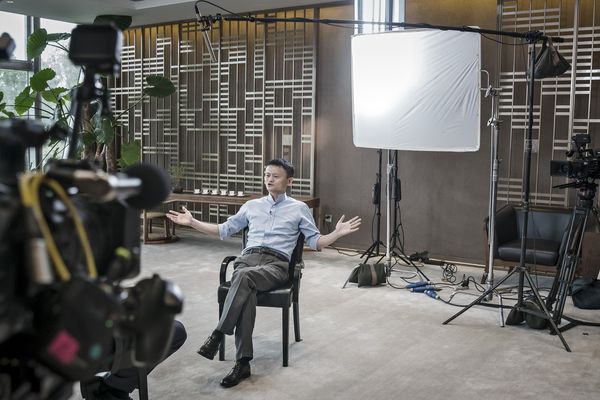 马云接受彭博社采访